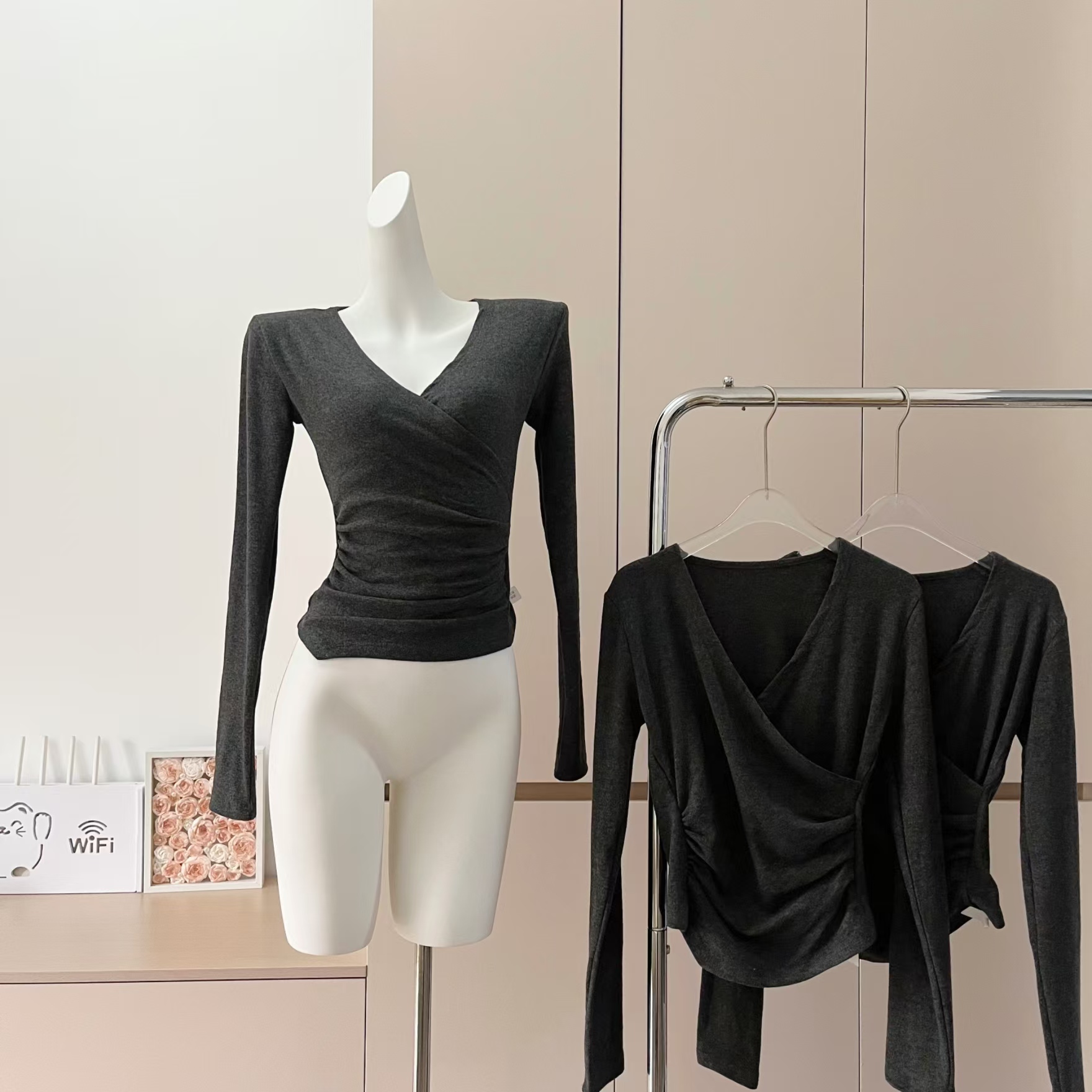 CHICYOU Slim Fit Cross V-Neck Ruched Waist Long Sleeve Knit Top