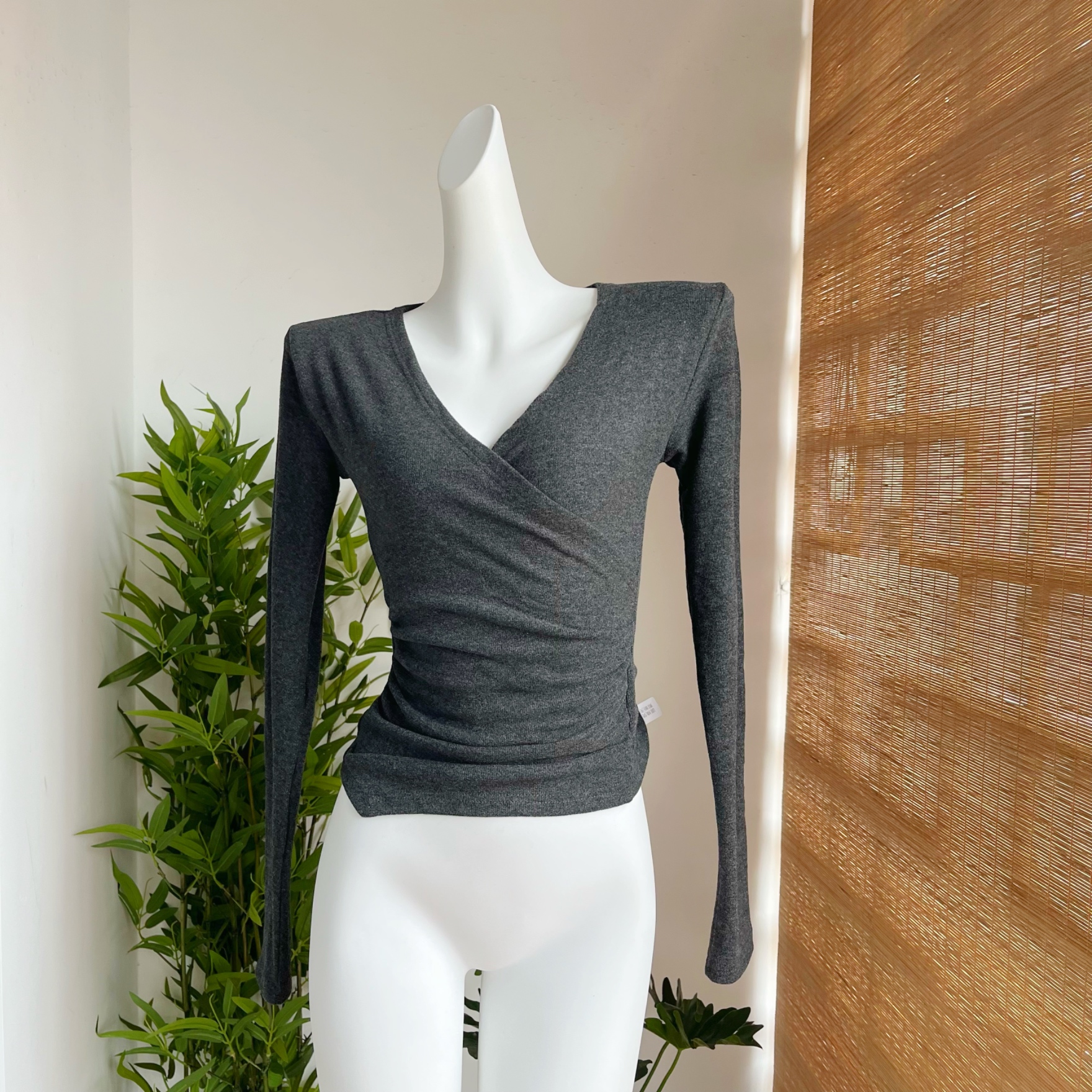CHICYOU Slim Fit Cross V-Neck Ruched Waist Long Sleeve Knit Top - Image 3